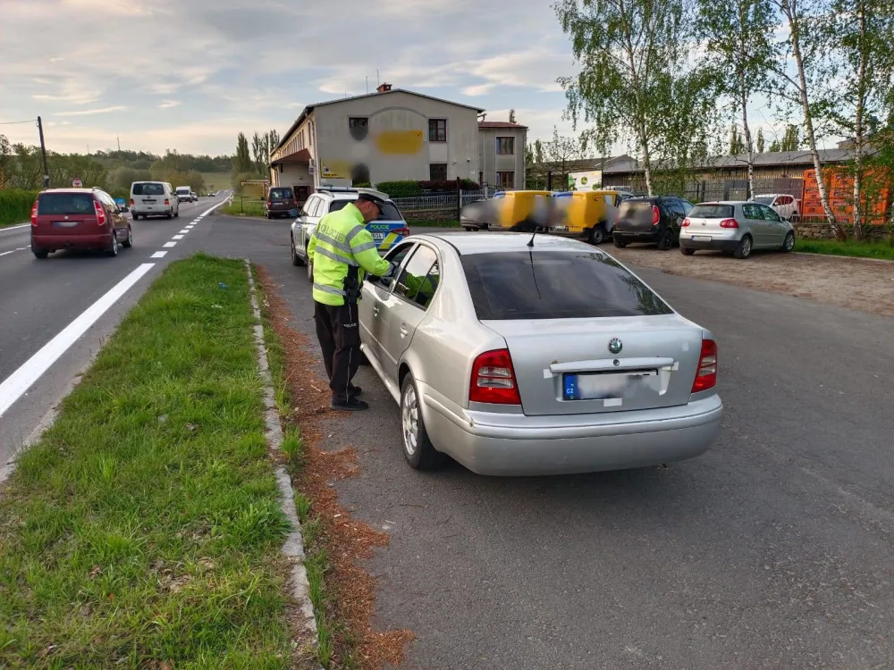 Stovky přestupků. Policisté přistihli osmdesát řidičů s telefonem, v Ostravě zastavili cizince pod vlivem drog