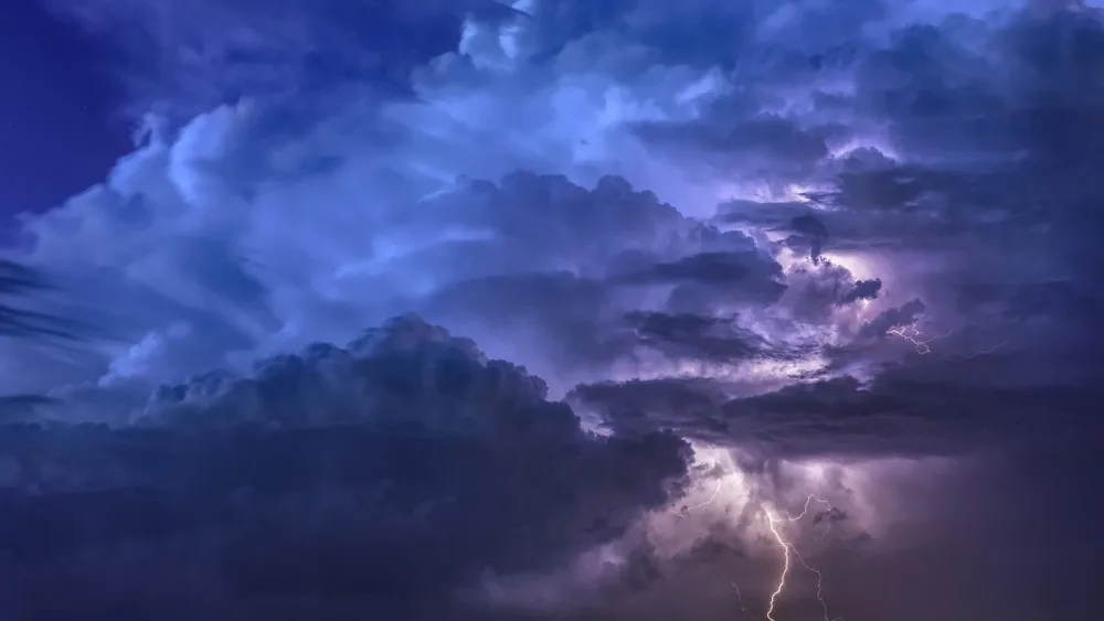 Česko zasáhnout silné bouřky, varovali meteorologové