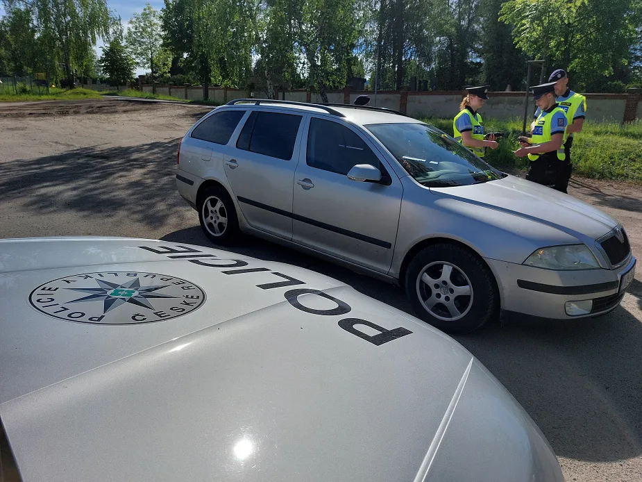 FOTO: Poprvé v terénu. Policejní nováčci na Novojičínsku kontrolovali řidiče, přišli na 33 přestupků