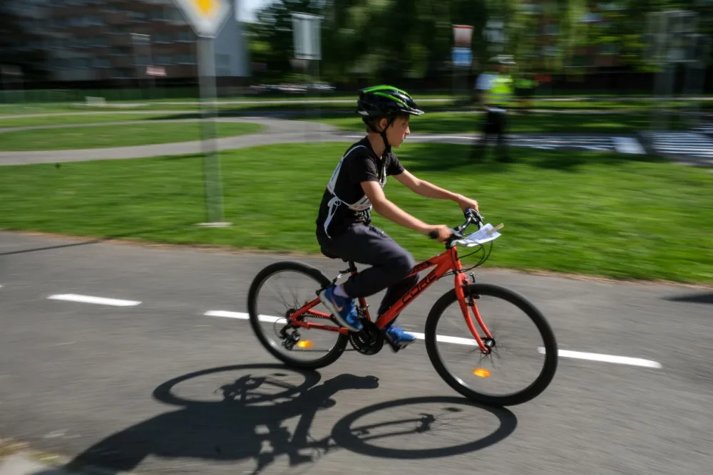 V Ostravě se školáci učí pravidla chování na silnici. Cyklistické dovednosti trénují na dopravních hřištích