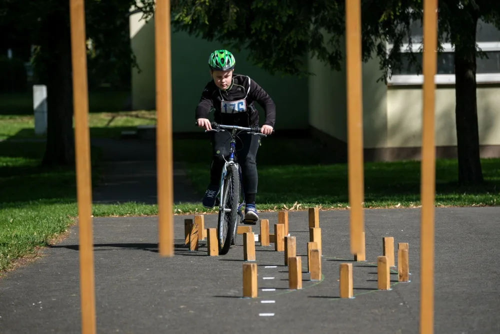 V Ostravě se školáci učí pravidla chování na silnici. Cyklistické dovednosti trénují na dopravních hřištích