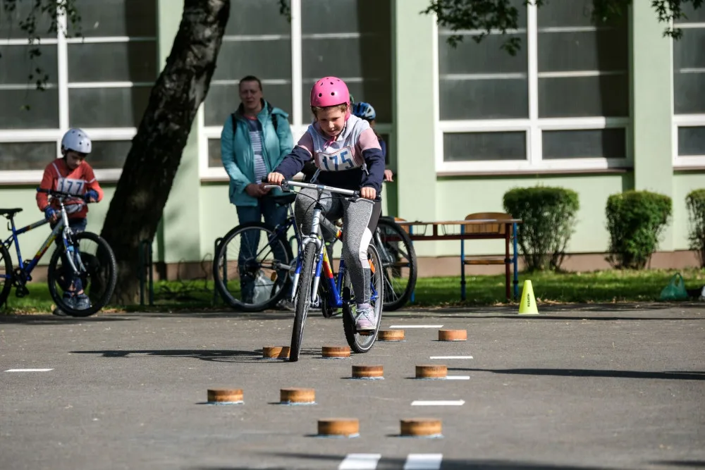 V Ostravě se školáci učí pravidla chování na silnici. Cyklistické dovednosti trénují na dopravních hřištích