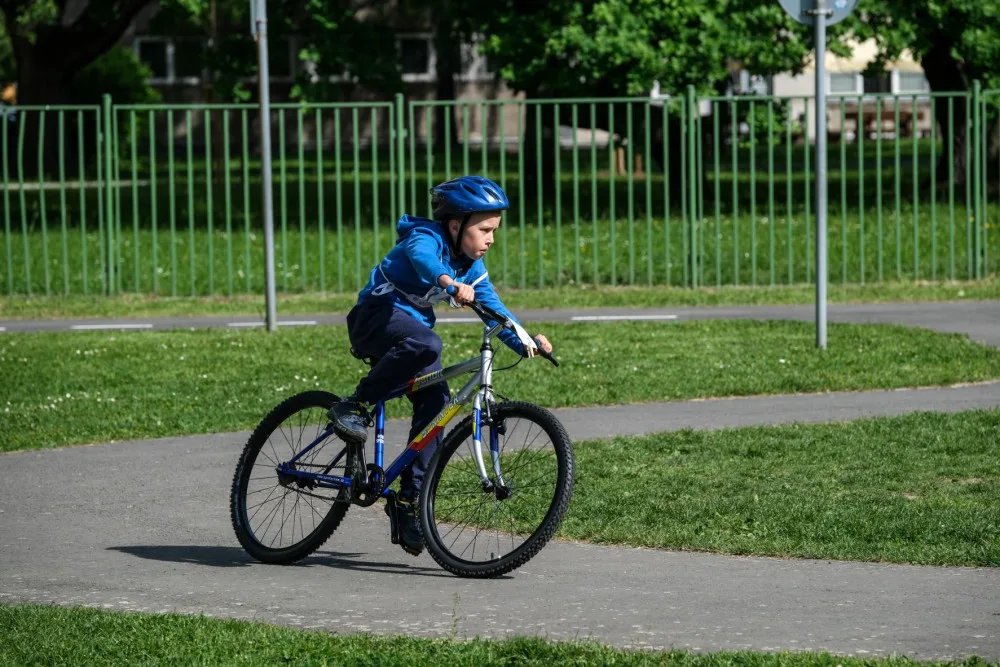V Ostravě se školáci učí pravidla chování na silnici. Cyklistické dovednosti trénují na dopravních hřištích