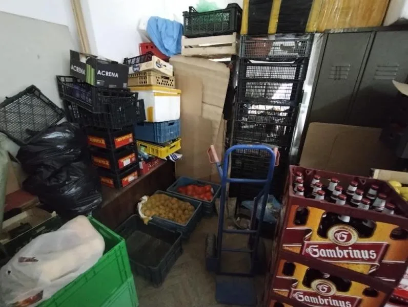 Inspekce uzavřela část obchodu v Odrách. Sklad byl plný odpadků a hmyzu.