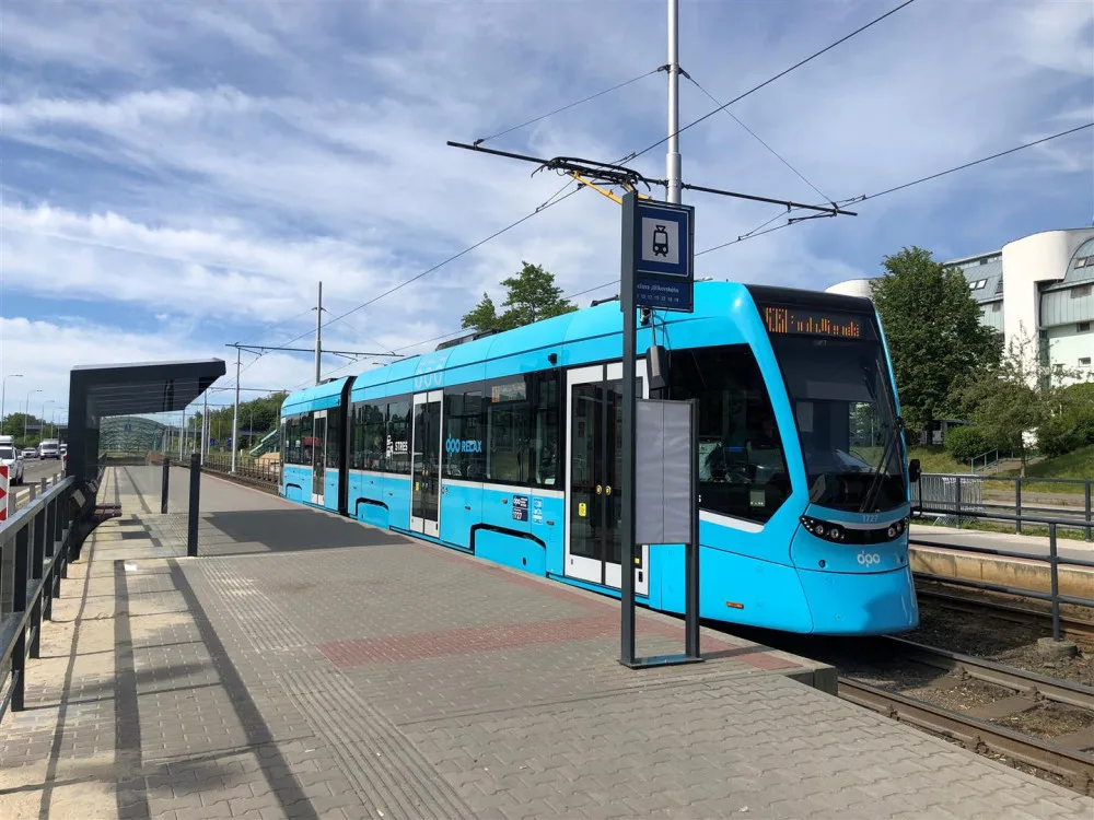 Dopravní podnik Ostrava za 22 milionů korun upraví 11 zastávek, první je hotová.