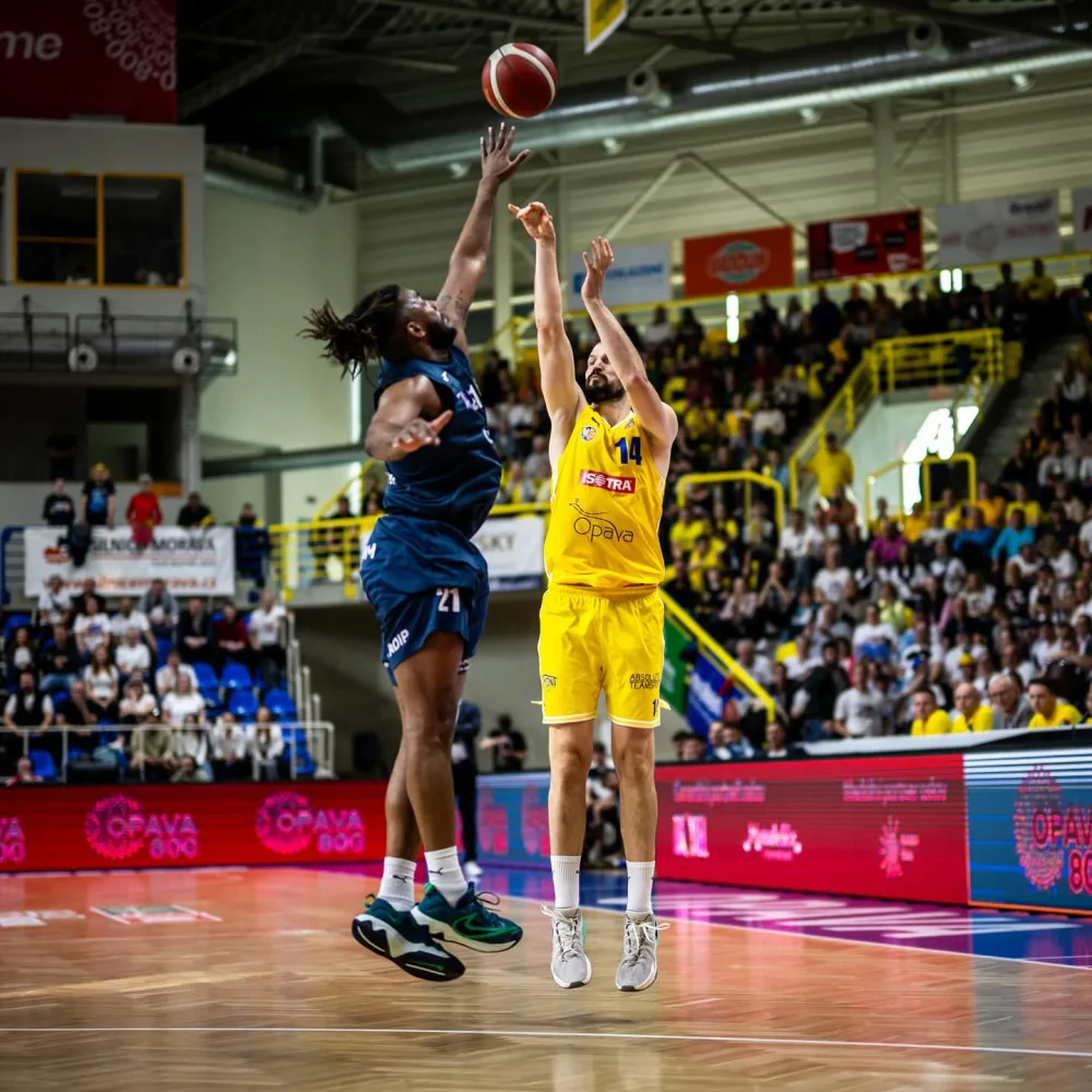 Basketbalová Opava se rozloučila s pivoty Gniadkem a Pecháčkem.