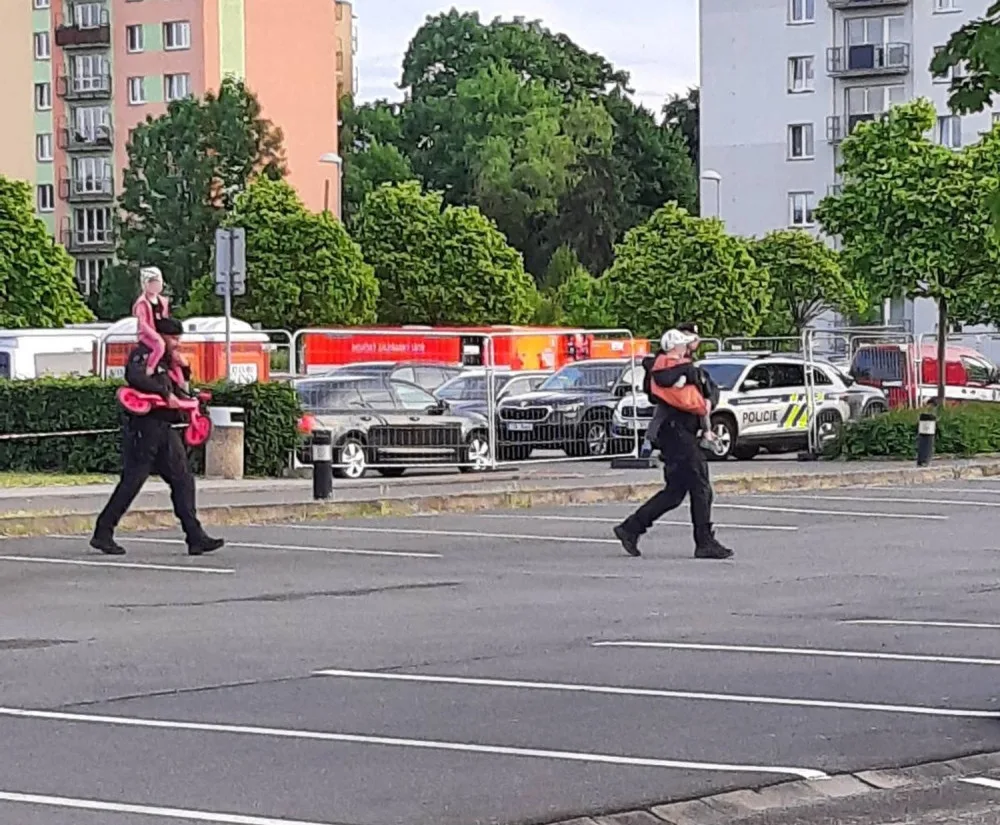 Během hokejového mistrovství v Ostravě se ztratily dvě malé děti. Policisté na čtyřkolkách je našli a vrátili matce