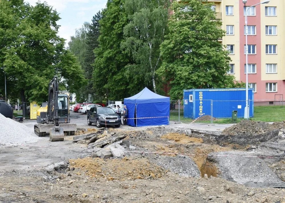 Dělníci z Frýdku-Místku při bagrování našli lidské kosti a botu, identitu zemřelého hledají policisté
