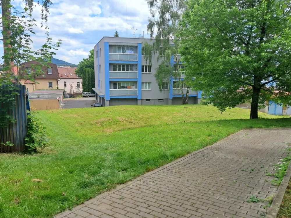 V Novém Jičíně přes léto přibude pětatřicet nových parkovacích míst. Prostor vznikne posunutím chodníku