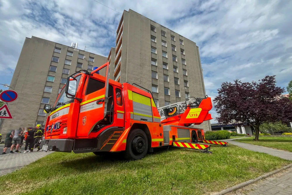 V Příboře hořelo kvůli závadě na baterii elektrokoloběžky, bytový dům muselo opustit šestnáct lidí
