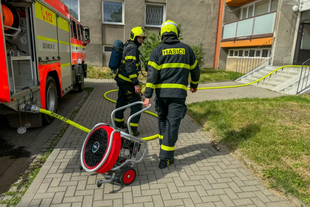 V Příboře hořelo kvůli závadě na baterii elektrokoloběžky, bytový dům muselo opustit šestnáct lidí
