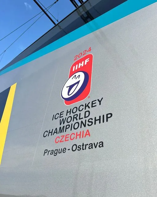 Vlak pro fanoušky hokeje vyjel z Ostravy téměř prázdný, v Olomouci se trochu zaplnil. Noční spoj má lepší vyhlídky