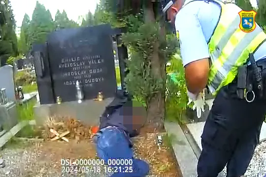 Opilý muž z Ostravy si ustlal na cizím hrobě a tvrdě usnul. Vyděsil seniorku a policistům opakoval, že jde spát