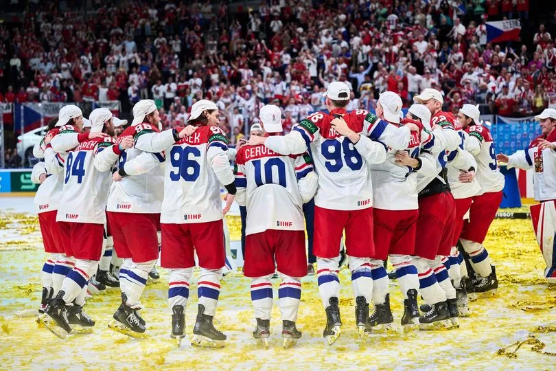 Ostrava slaví. Češi jsou po 14 letech hokejoví mistři světa, trofej získali na domácím ledě