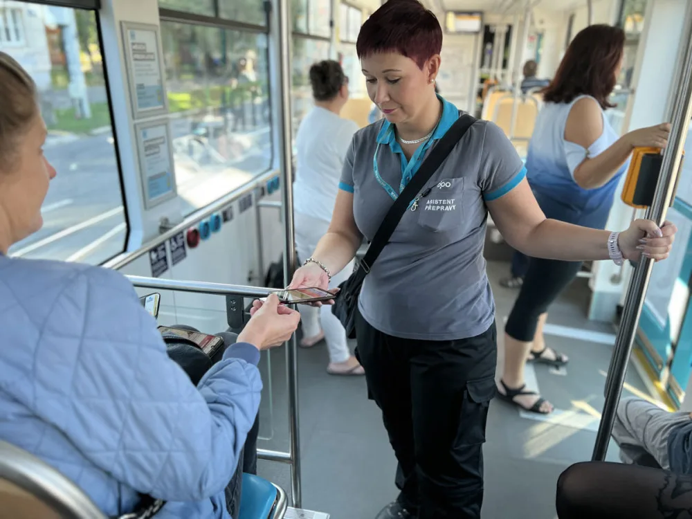 Noční kontrolou v ostravské hromadné dopravě neprošel každý pátý cestující. Lidem nejčastěji chyběla jízdenka