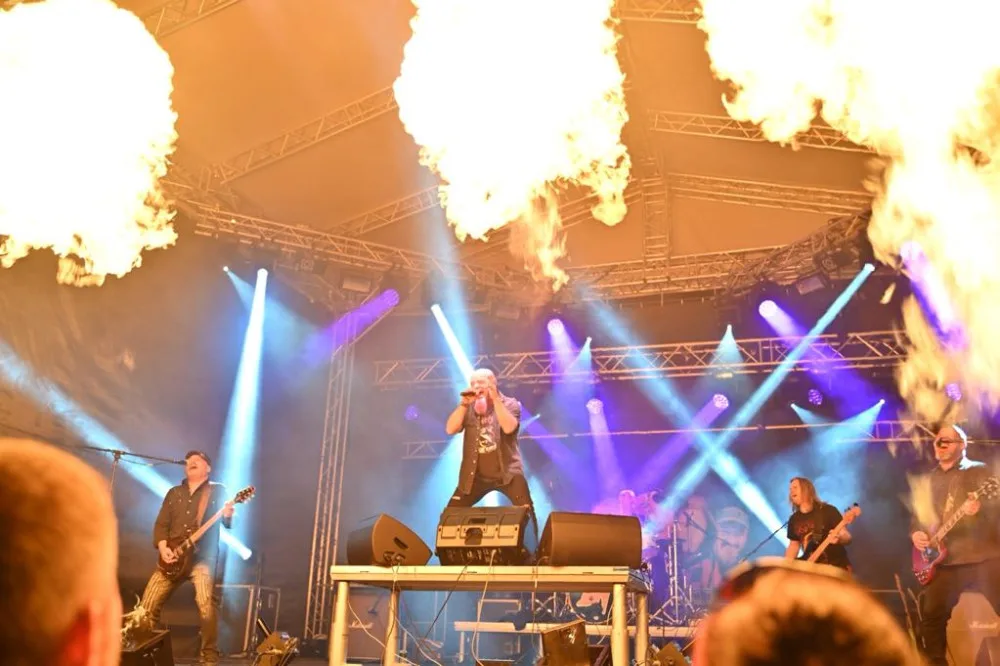 Na Slezskoostravském hradě duněl metal a šlehaly plameny