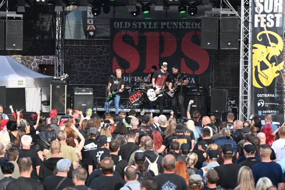 Na Slezskoostravském hradě duněl metal a šlehaly plameny
