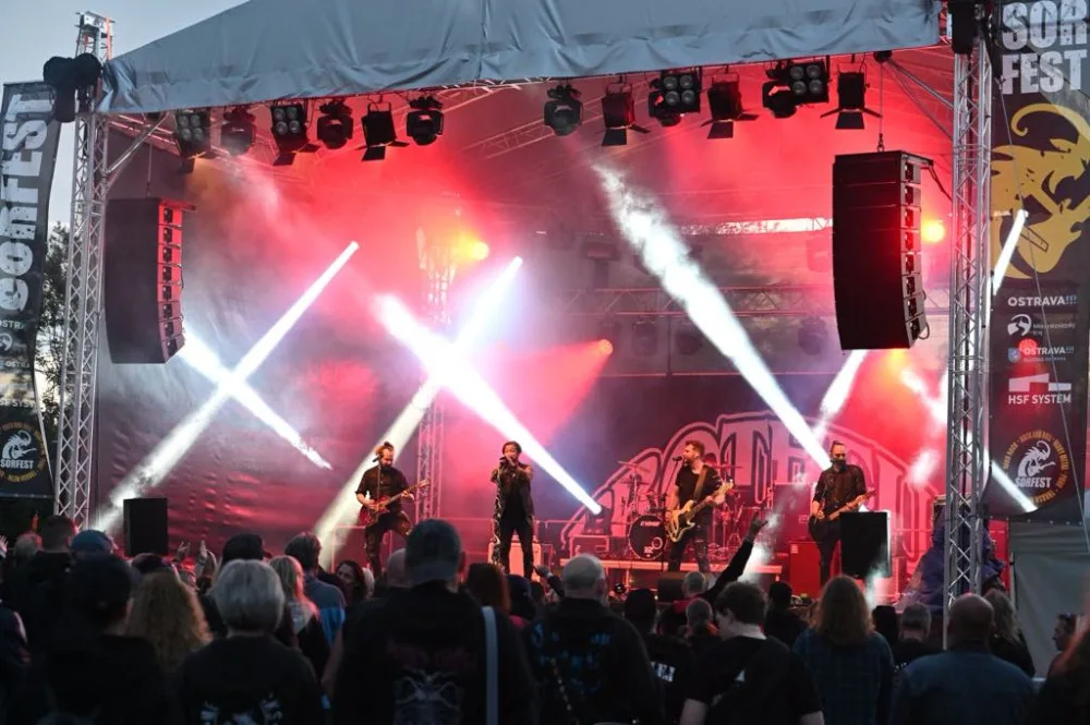 Na Slezskoostravském hradě duněl metal a šlehaly plameny