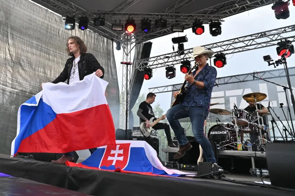 Na Slezskoostravském hradě duněl metal a šlehaly plameny