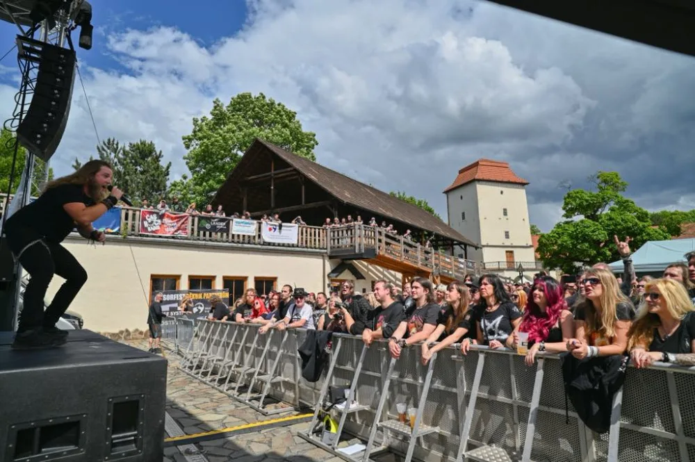 Na Slezskoostravském hradě duněl metal a šlehaly plameny