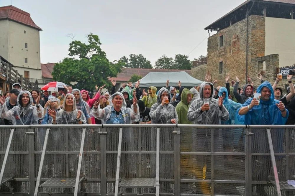 Na Slezskoostravském hradě duněl metal a šlehaly plameny