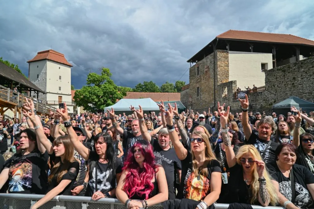 Na Slezskoostravském hradě duněl metal a šlehaly plameny