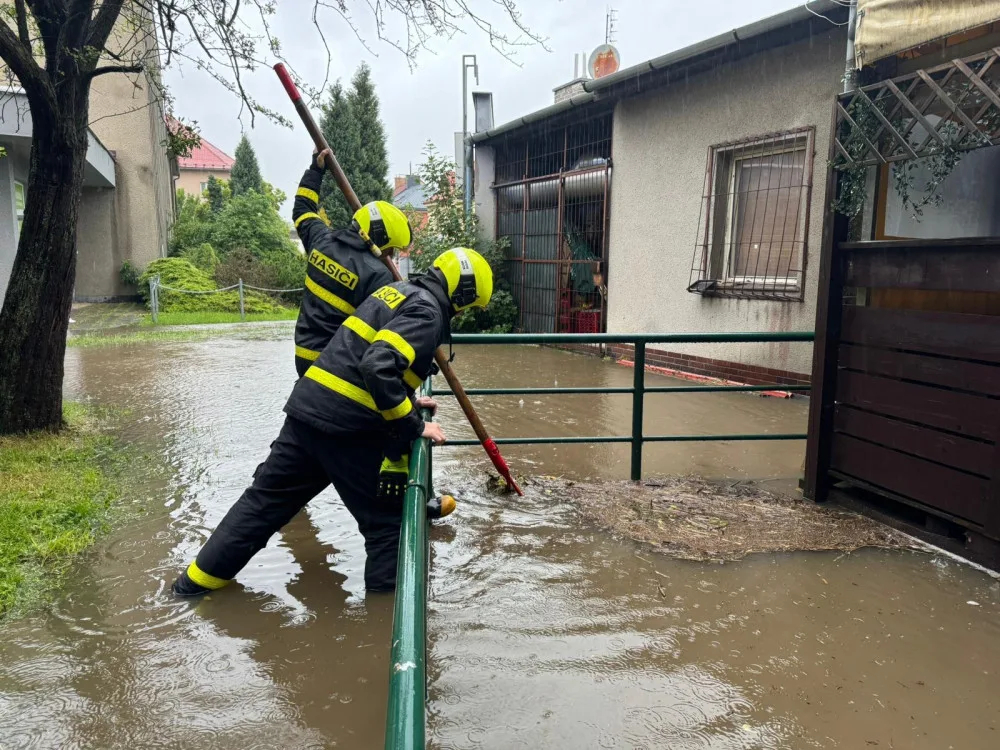 Vytrvalý déšť v noci na dnešek zaplavoval sklepy. Hasiči se nezastavili.
