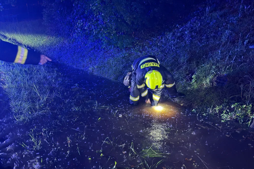 Voda podemlela koleje na trati spojující Hnojník a Český Těšín, vlaky nejezdí.