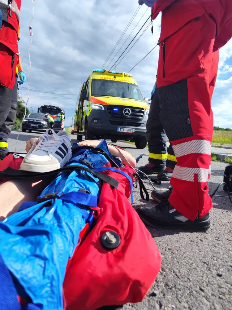 Neopatrný mladík vběhl mimo přechod do cesty motorkáři. Po střetu oba skončili ve frýdecko-místecké nemocnici