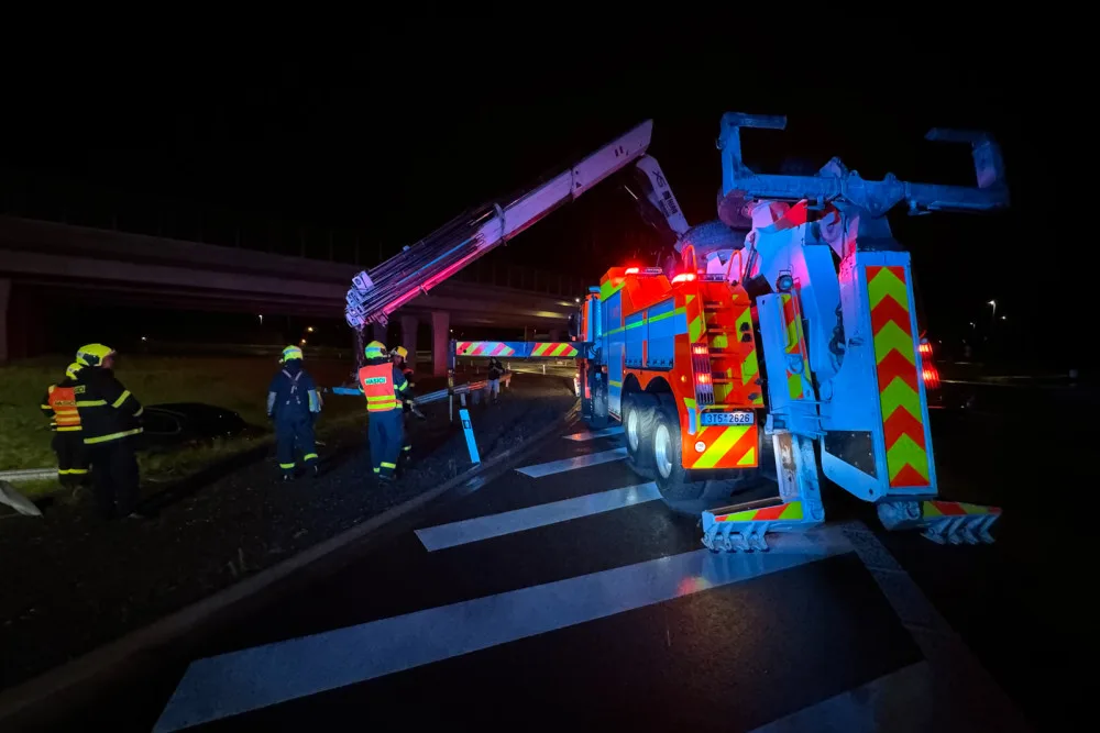 Při dopravní nehodě ve Frýdku-Místku se zranila spolujezdkyně. Hasiči ji vyprošťovali z auta mimo silnici