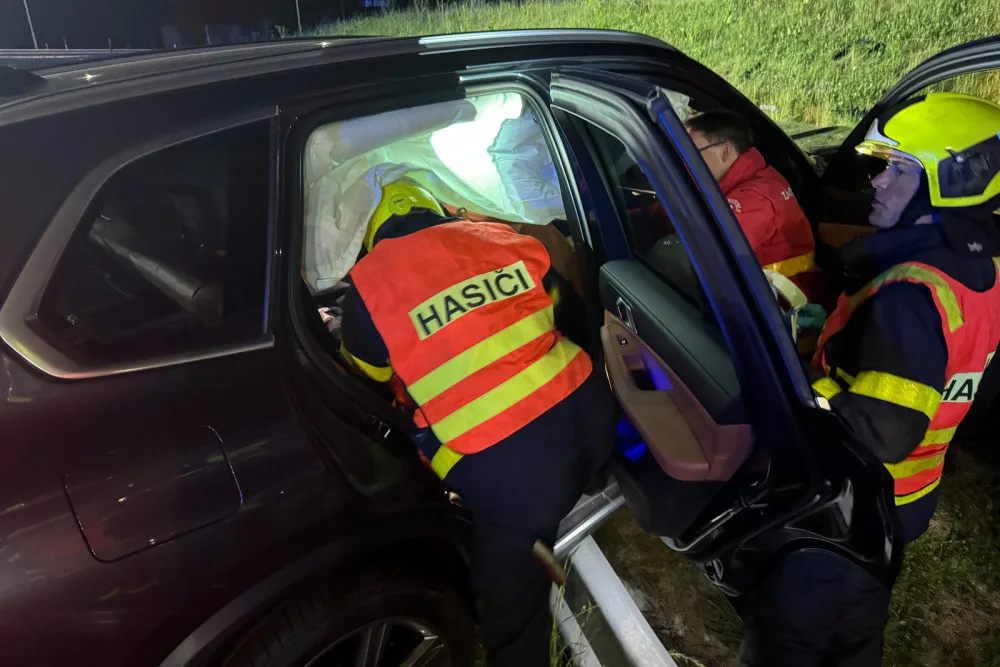Při dopravní nehodě ve Frýdku-Místku se zranila spolujezdkyně. Hasiči ji vyprošťovali z auta mimo silnici