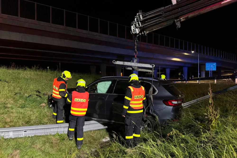 Při dopravní nehodě ve Frýdku-Místku se zranila spolujezdkyně. Hasiči ji vyprošťovali z auta mimo silnici