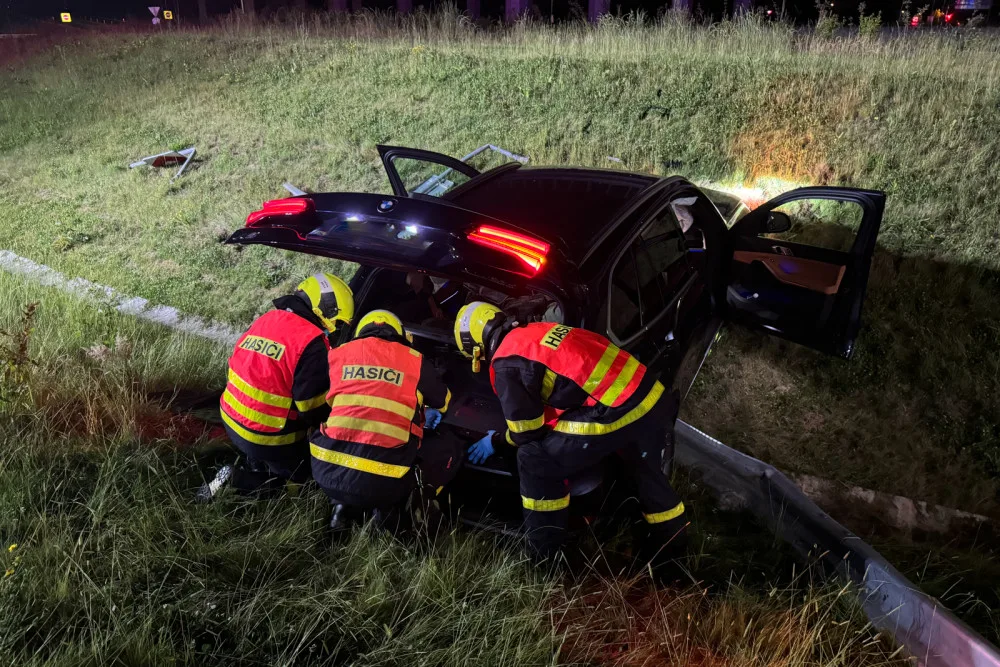 Při dopravní nehodě ve Frýdku-Místku se zranila spolujezdkyně. Hasiči ji vyprošťovali z auta mimo silnici