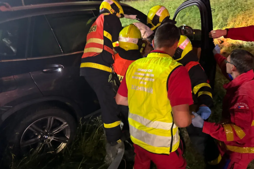 Při dopravní nehodě ve Frýdku-Místku se zranila spolujezdkyně. Hasiči ji vyprošťovali z auta mimo silnici