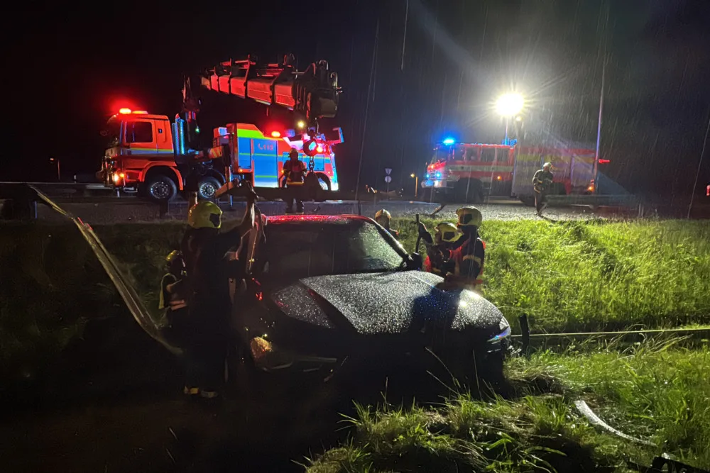 Při dopravní nehodě ve Frýdku-Místku se zranila spolujezdkyně. Hasiči ji vyprošťovali z auta mimo silnici