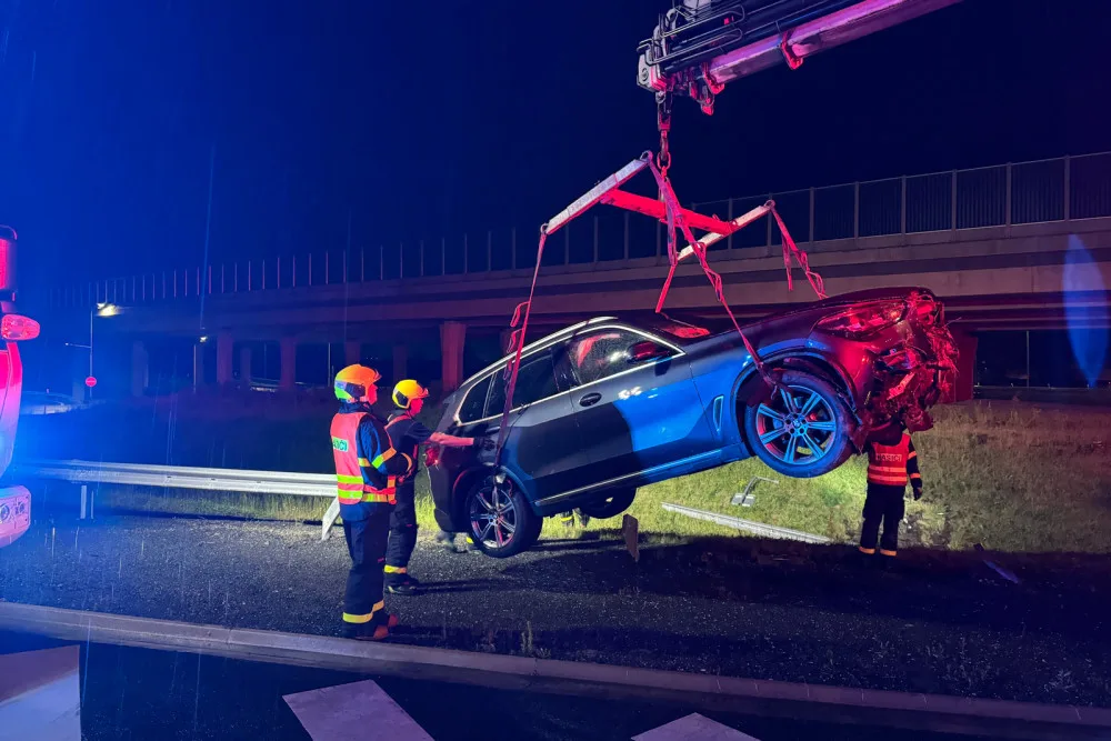 Při dopravní nehodě ve Frýdku-Místku se zranila spolujezdkyně. Hasiči ji vyprošťovali z auta mimo silnici