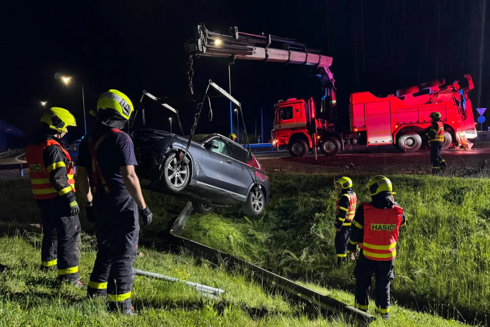 Při dopravní nehodě ve Frýdku-Místku se zranila spolujezdkyně. Hasiči ji vyprošťovali z auta mimo silnici