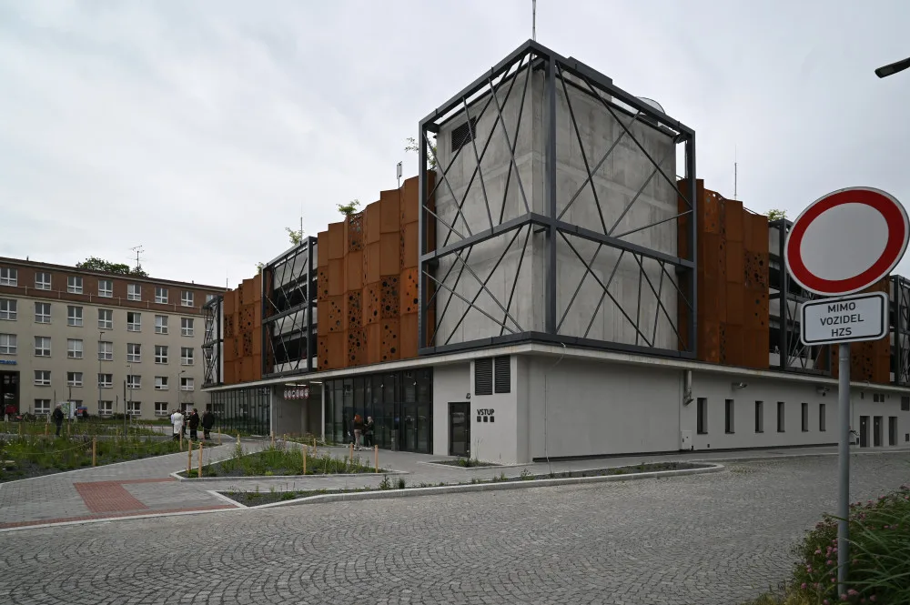 Multifunkční parkovací dům u Městské nemocnice Ostrava dokončen. Pro veřejnost nabízí 215 míst