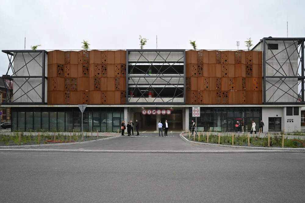 Multifunkční parkovací dům u Městské nemocnice Ostrava dokončen. Pro veřejnost nabízí 215 míst