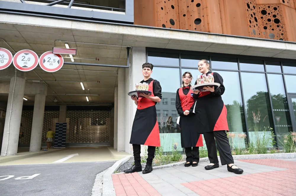 Multifunkční parkovací dům u Městské nemocnice Ostrava dokončen. Pro veřejnost nabízí 215 míst
