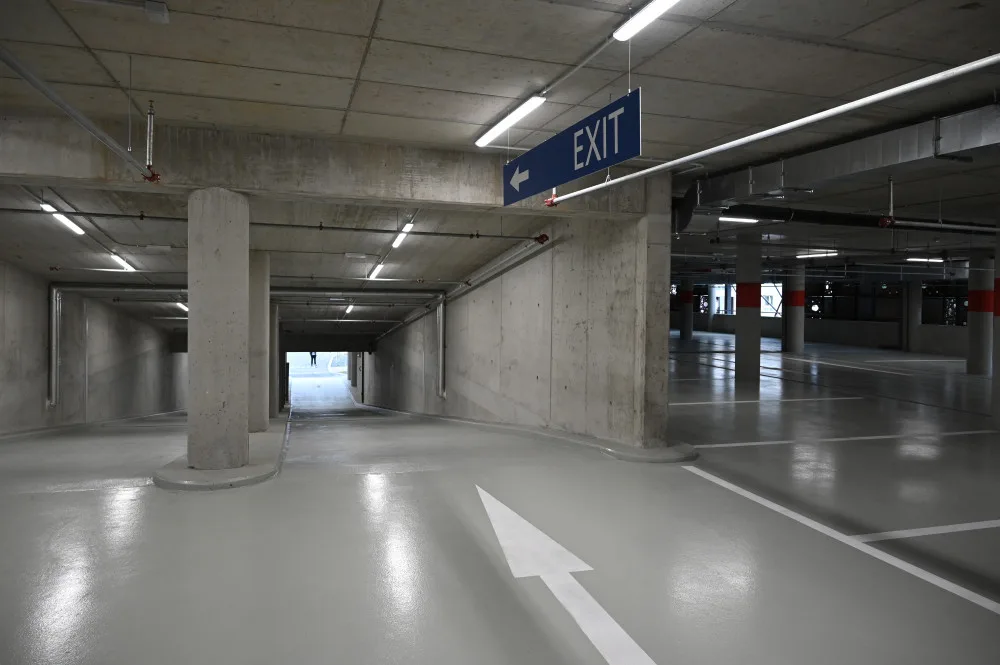 Multifunkční parkovací dům u Městské nemocnice Ostrava dokončen. Pro veřejnost nabízí 215 míst