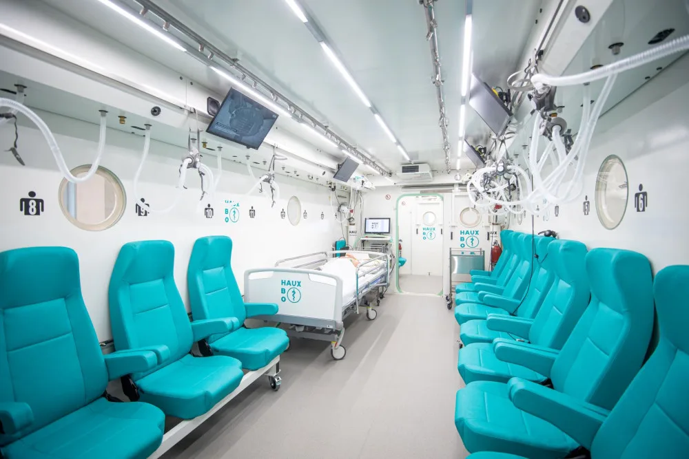 Ostravská nemocnice na Fifejdách má hyperbarickou komoru. Léčí se v ní lidé s poruchou sluchu nebo embolií