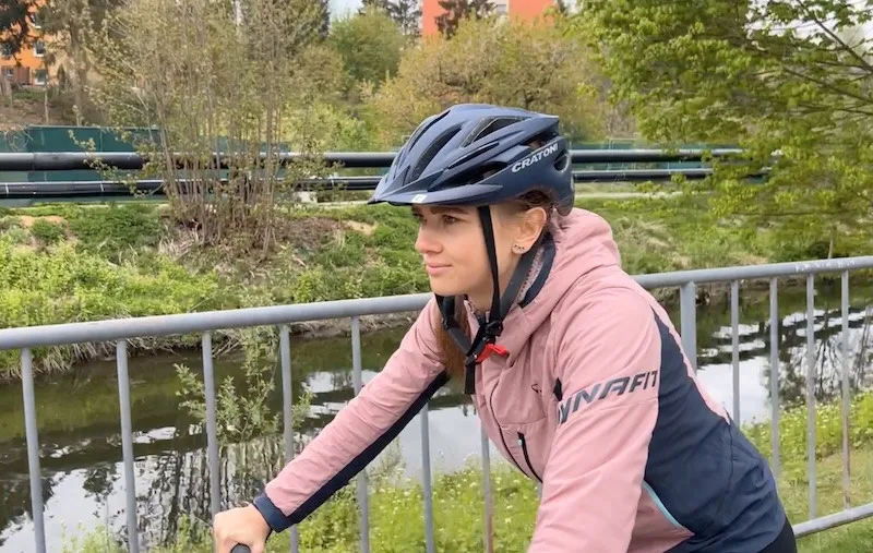 Cyklistická přilba může dítěti zachránit život. Pokud je správně vybraná a nasazená.