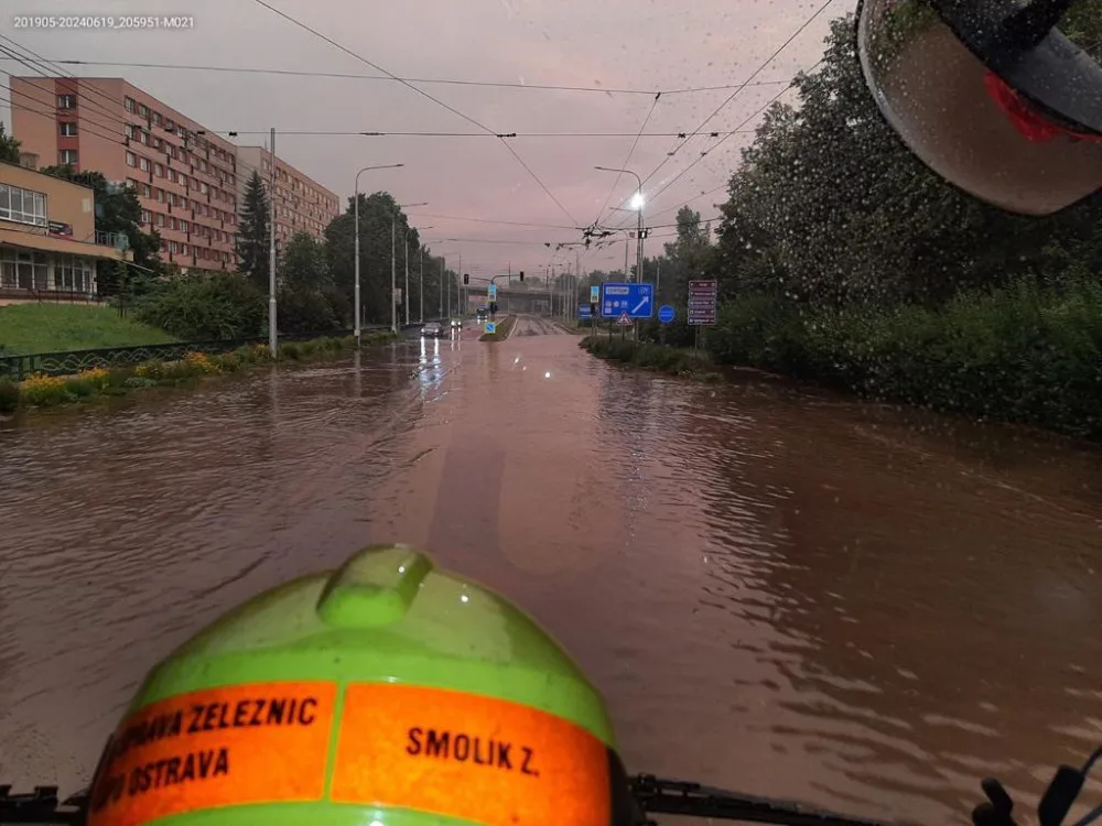 Po bouřkách na severu Moravy a ve Slezsku jsou výpadky proudu a problémy na tratích.