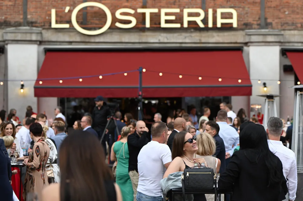L'Osteria v Dolních Vítkovicích. Červené koberce, modelky, kněz i charitativní dražba