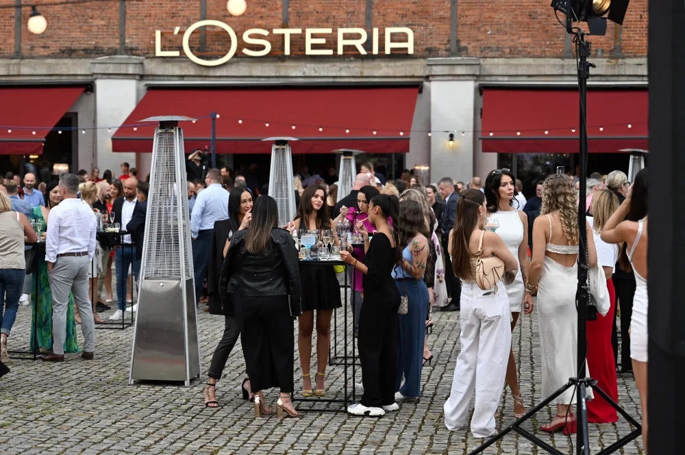 L'Osteria v Dolních Vítkovicích. Červené koberce, modelky, kněz i charitativní dražba