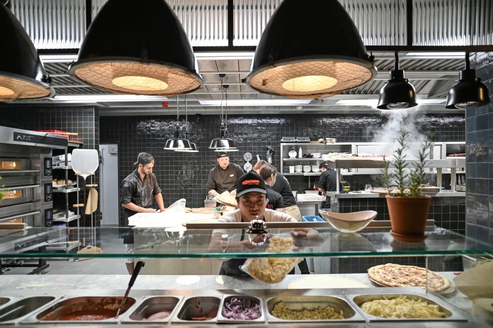 L'Osteria v Dolních Vítkovicích. Červené koberce, modelky, kněz i charitativní dražba