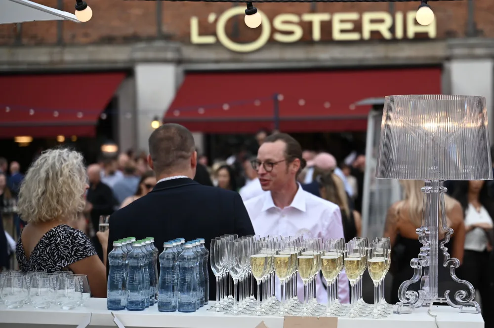 L'Osteria v Dolních Vítkovicích. Červené koberce, modelky, kněz i charitativní dražba