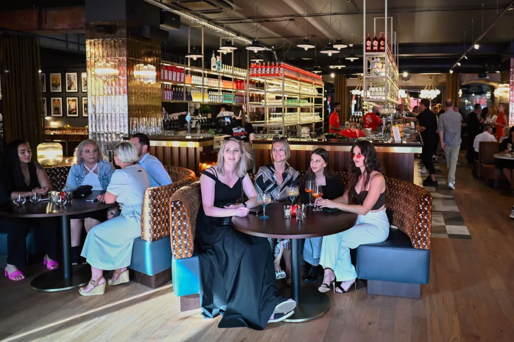 L'Osteria v Dolních Vítkovicích. Červené koberce, modelky, kněz i charitativní dražba