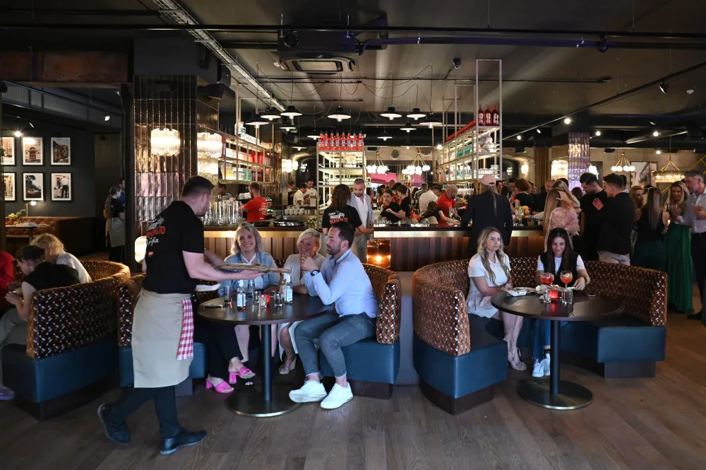 L'Osteria v Dolních Vítkovicích. Červené koberce, modelky, kněz i charitativní dražba